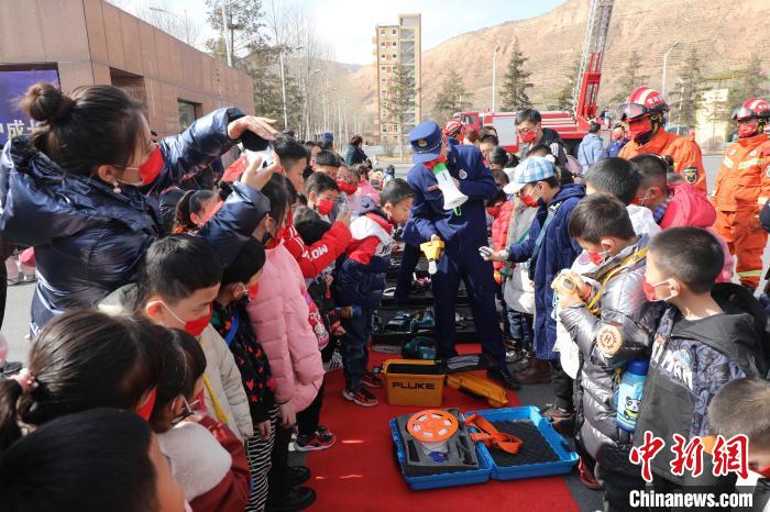 圖為小朋友們聽消防員講解消防器材?！铨埥?攝