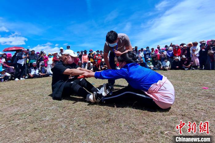 圖為當(dāng)?shù)孛癖娺M(jìn)行蹬棍比賽?！±铍h 攝