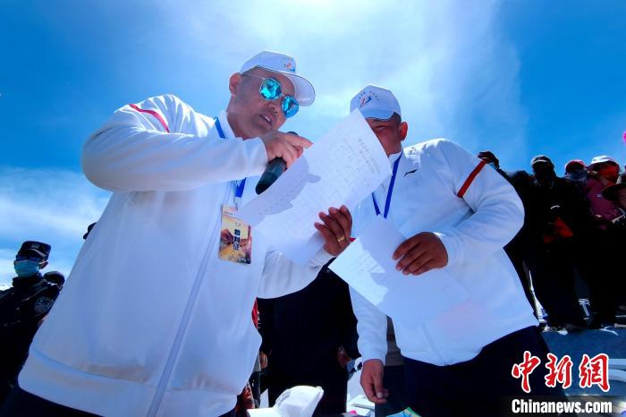 圖為裁判員統(tǒng)計(jì)牧民運(yùn)動(dòng)項(xiàng)目比賽成績(jī)?！±铍h 攝