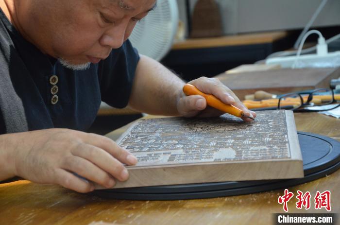 甘肅手藝人醉心雕版敦煌壁畫:一把刻刀勾勒佛國世界