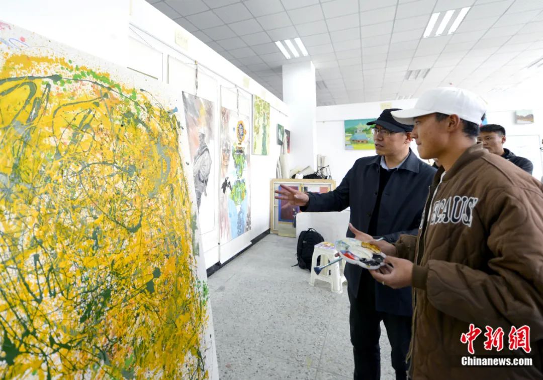 劉洋在課堂上指導(dǎo)學(xué)生繪畫技巧。<a target='_blank' href='/'><p  align=