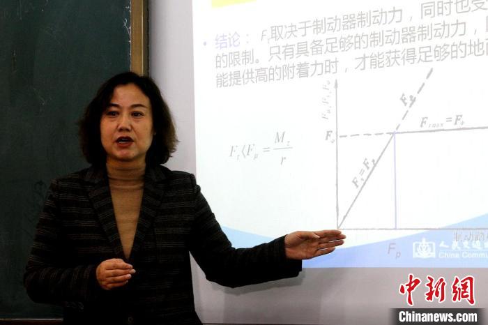 圖為李富香給學(xué)生上理論課。(資料圖) 青海省教育廳供圖