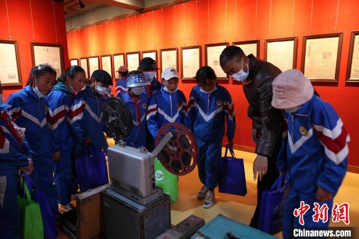 資料圖為玉樹市第四完小學(xué)生參觀鑄牢中華民族共同體意識主題展。　胡貴龍 攝