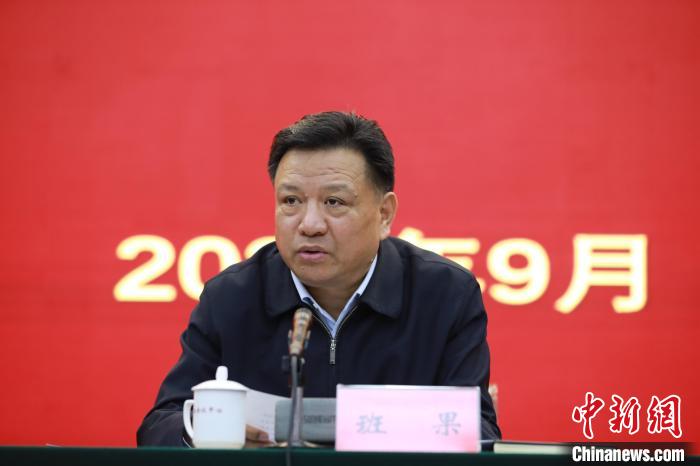 圖為青海省委常委、統(tǒng)戰(zhàn)部部長班果出席會(huì)議并講話?！『F龍 攝