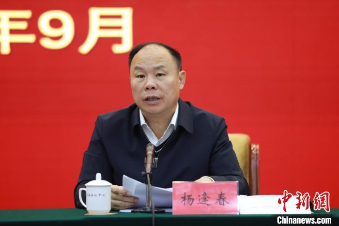 圖為青海省副省長楊逢春主持會(huì)議并講話。　胡貴龍 攝