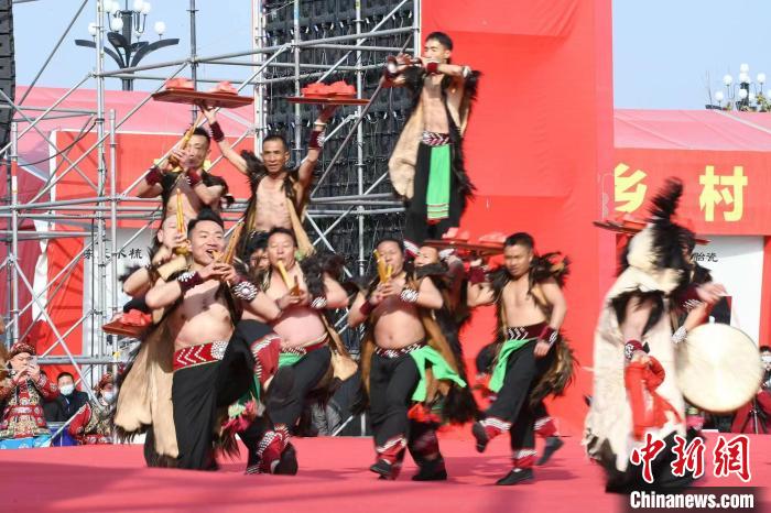 圖為少數(shù)民族舞蹈展演?！×赫赵?攝