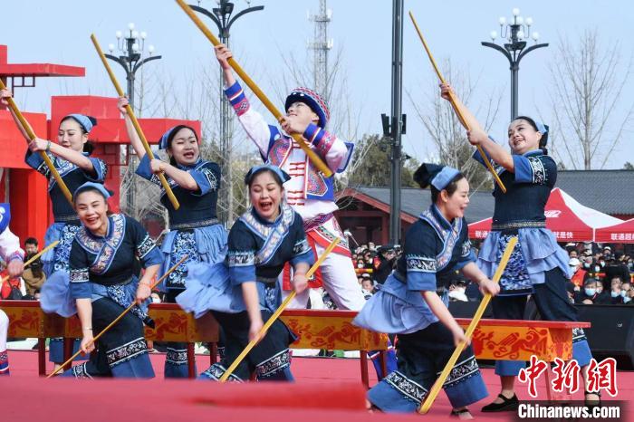 圖為廣西壯族打扁擔展演?！×赫赵?攝