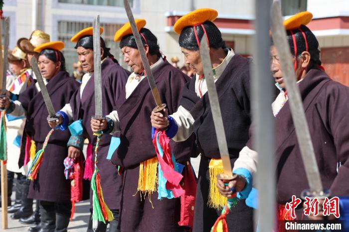 圖為藝人們手持藏刀表演加麻百·甲江?！愔闈扇?攝