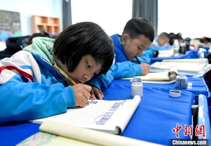 3月14日，西藏拉薩市第一小學(xué)一年級(jí)六班的學(xué)生們?cè)诓卣Z(yǔ)文課上書(shū)寫(xiě)藏文?！±盍?攝