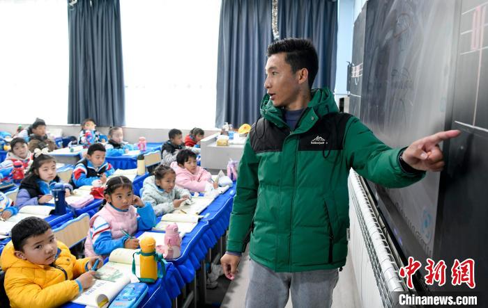 3月14日，西藏拉薩市第一小學藏語文老師拉巴次仁在課堂上?！±盍?攝