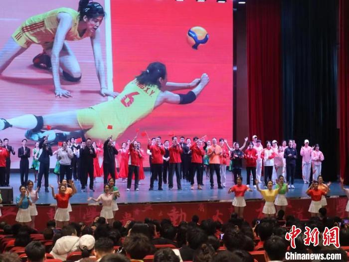2023年全國(guó)青少年女排集訓(xùn)閉幕式現(xiàn)場(chǎng)?！√旖蝮w育學(xué)院供圖