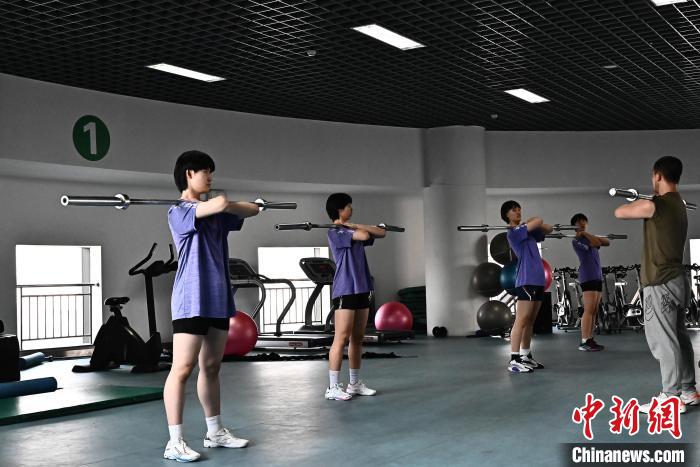 圖為全國(guó)青少年女排在天津進(jìn)行集訓(xùn)?！√旖蝮w育學(xué)院供圖