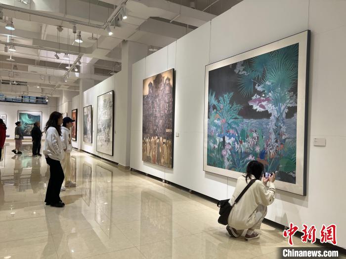 圖為全國青年教師中國畫學術邀請展吸引學生觀展。　鐘旖 攝