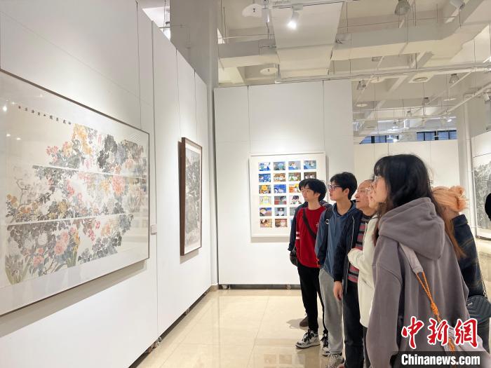 圖為全國青年教師中國畫學術邀請展現(xiàn)場?！＄婌?攝