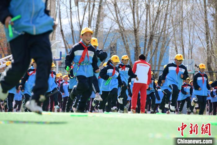 圖為學(xué)生在跳繩教練齊景龍的指導(dǎo)下做準(zhǔn)備運(yùn)動。　貢嘎來松 攝