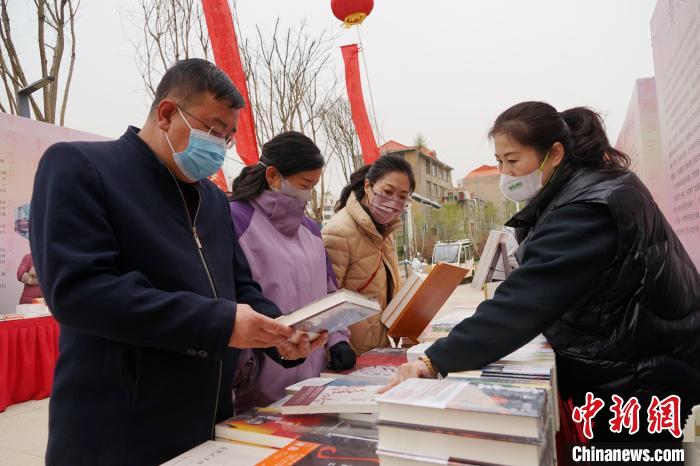 圖為民眾在活動現(xiàn)場購書?！●R銘言 攝