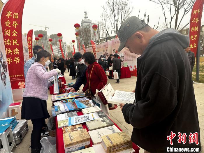 圖為民眾在活動現(xiàn)場讀書、購書?！±铍h 攝