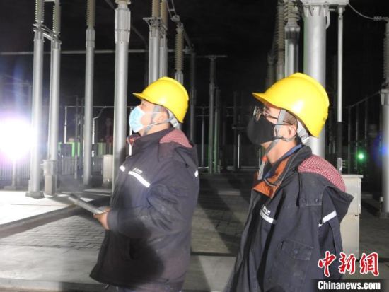 圖為5月10日凌晨，國網(wǎng)青海檢修公司柴達木換流站運維人員在進行柴拉直流系統(tǒng)停電操作。　姚曉英 攝