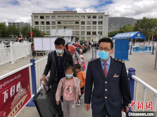 圖為拉薩車站工作人員為西藏先心病患兒和陪同人員提供“綠色”接力幫扶，并開通了專門通道，讓他們快速進(jìn)站上車。拉薩車站 供圖
