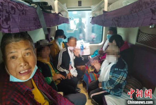 圖為乘坐Z266次列車的西藏先心病患兒和陪同人員。拉薩車站 供圖