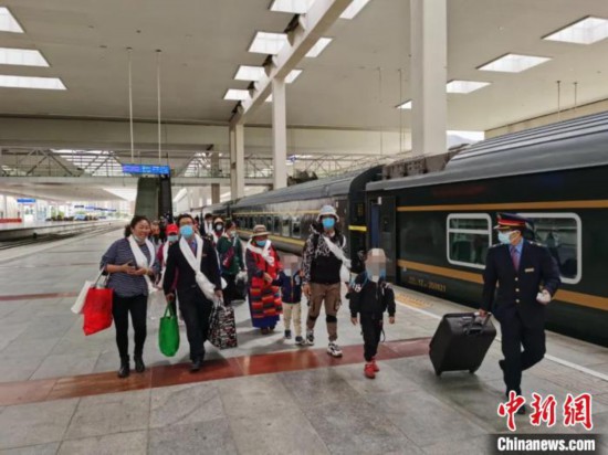 圖為拉薩車站工作人員為西藏先心病患兒和陪同人員提供“綠色”接力幫扶，并開通了專門通道，讓他們快速進(jìn)站上車。拉薩車站 供圖