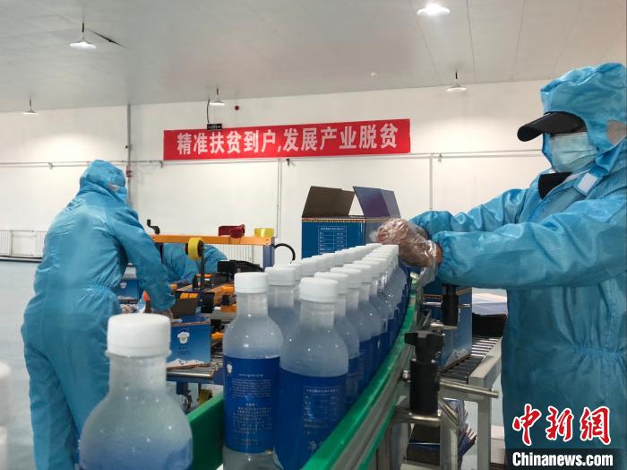圖為阿里地區(qū)措勤縣某飲用水加工公司，該公司以“基地+公司+貧困民眾”為運營模式，帶動貧困民眾68戶232人。　謝牧 攝