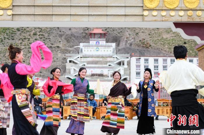 圖為西藏昌都市洛隆縣易地搬遷安置點阿托卡小康示范新村村民載歌載舞慶脫貧(資料圖)?！『闻罾?攝