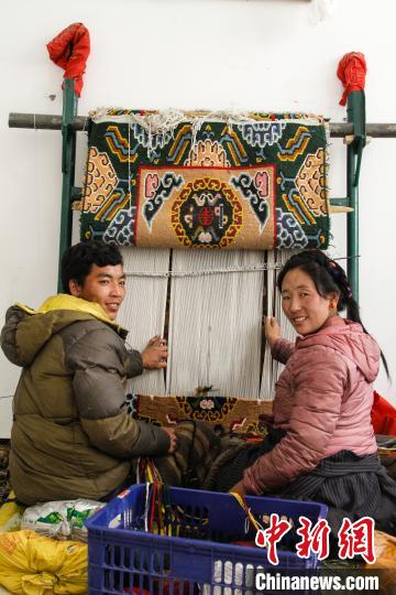 圖為1月15日，在日喀則市謝瑪氆氌農(nóng)村合作社，拉孜村一對夫婦在編織卡墊(資料圖)?！≮w朗 攝