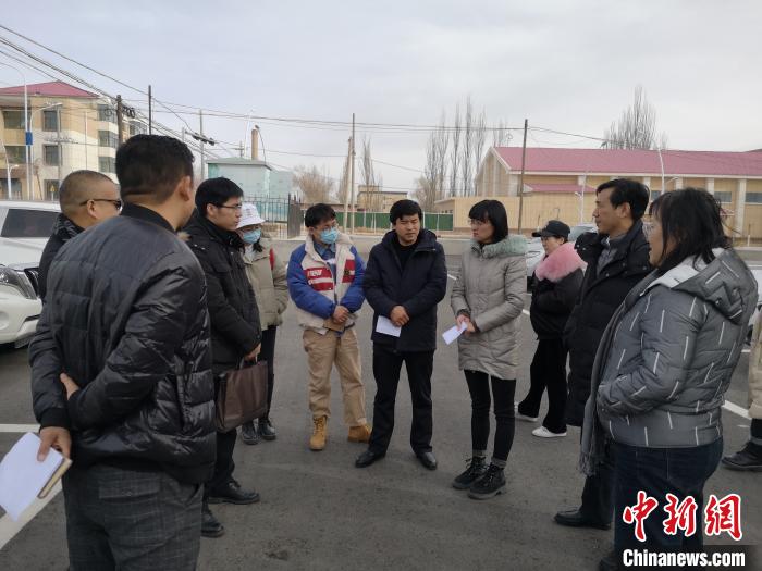 圖為青海大學(xué)工作人員正在現(xiàn)場考察該項目進行情況?！±罱瓕?攝