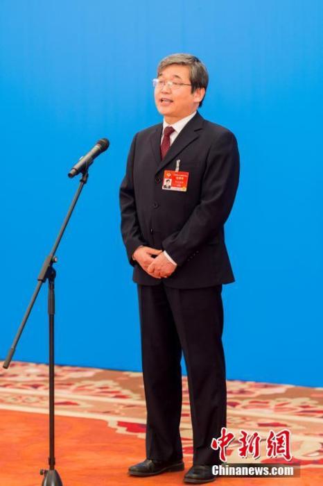 3月10日，全國政協(xié)十三屆四次會議第三場“委員通道”采訪活動在北京人民大會堂新聞發(fā)布廳舉行。圖為全國政協(xié)委員阿拉坦倉通過網(wǎng)絡(luò)視頻方式接受媒體采訪。<a target='_blank' ><p  align=