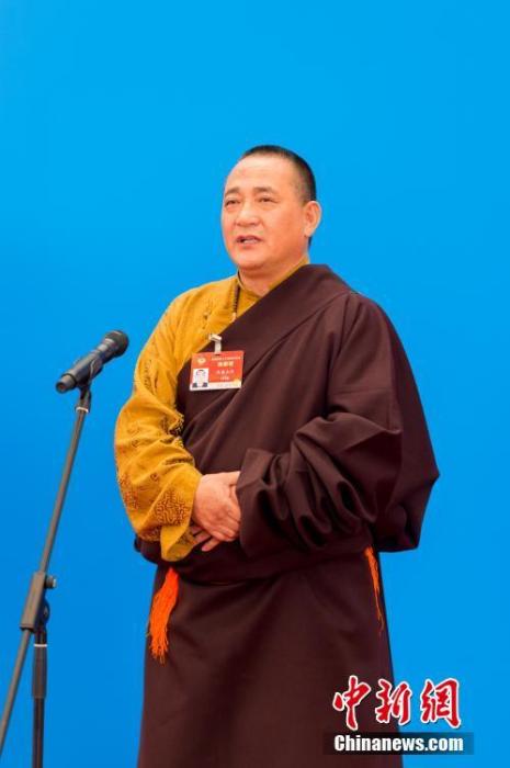 3月10日，全國政協(xié)十三屆四次會議第三場“委員通道”采訪活動在北京人民大會堂新聞發(fā)布廳舉行。圖為全國政協(xié)委員洛桑山丹通過網(wǎng)絡(luò)視頻方式接受媒體采訪。<a target='_blank' ><p  align=