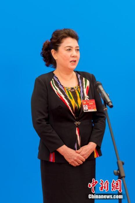 3月10日，全國政協(xié)十三屆四次會議第三場“委員通道”采訪活動在北京人民大會堂新聞發(fā)布廳舉行。圖為全國政協(xié)委員古麗帕麗·阿不都拉通過網(wǎng)絡(luò)視頻方式接受媒體采訪。<a target='_blank' ><p  align=