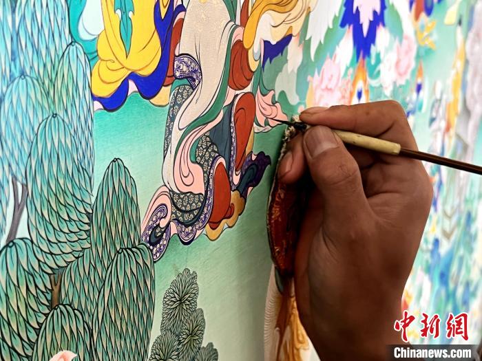 圖為畫師繪畫唐卡?！●R文莉 供圖