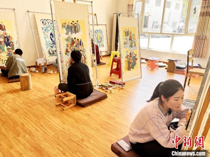 圖為畫室內(nèi)學(xué)徒練習(xí)繪畫唐卡?！●R文莉 供圖