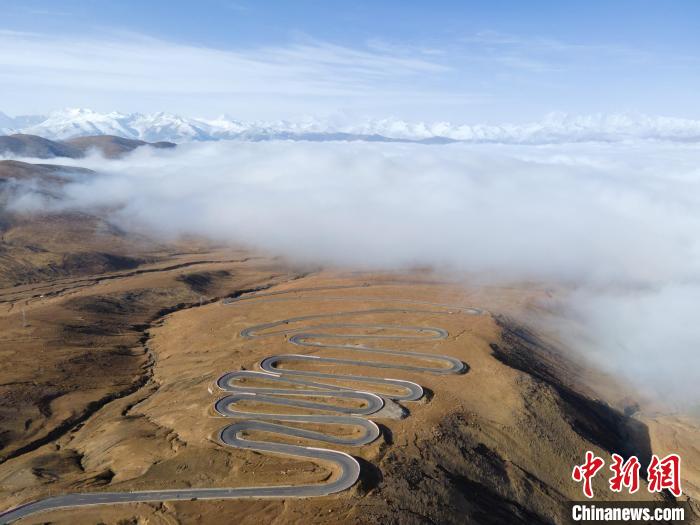 圖為西藏定日縣，前往珠穆朗瑪峰大本營(yíng)蜿蜒的公路與云海。　江飛波 攝