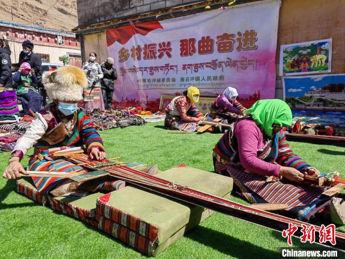 圖為2022年，安多縣雁石坪鎮(zhèn)“鄉(xiāng)村振興那曲奮進”編織技藝比賽現(xiàn)場。資料圖 那曲市“鄉(xiāng)村振興 那曲奮進”活動辦供圖