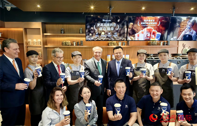 巴西副總統(tǒng)阿爾克明在北京某咖啡店推廣巴西咖啡。人民網(wǎng)記者 符園園攝