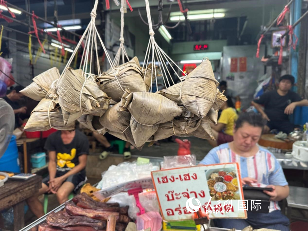 唐人街店鋪售賣的粽子。人民網(wǎng)記者 簡承淵攝