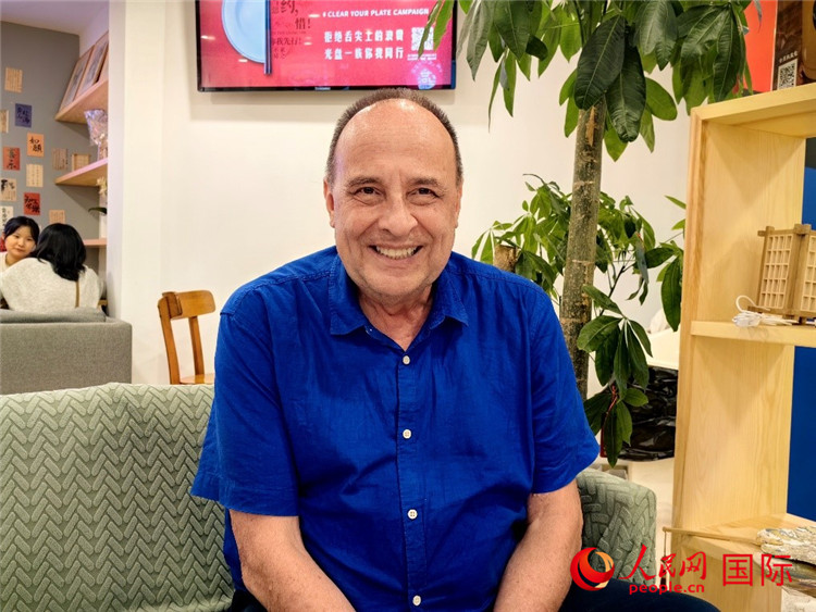 巴西坎皮納斯州立大學(xué)文學(xué)院資深教授弗朗西斯科·福特·哈德曼接受人民網(wǎng)專訪。人民網(wǎng)記者 符園園攝