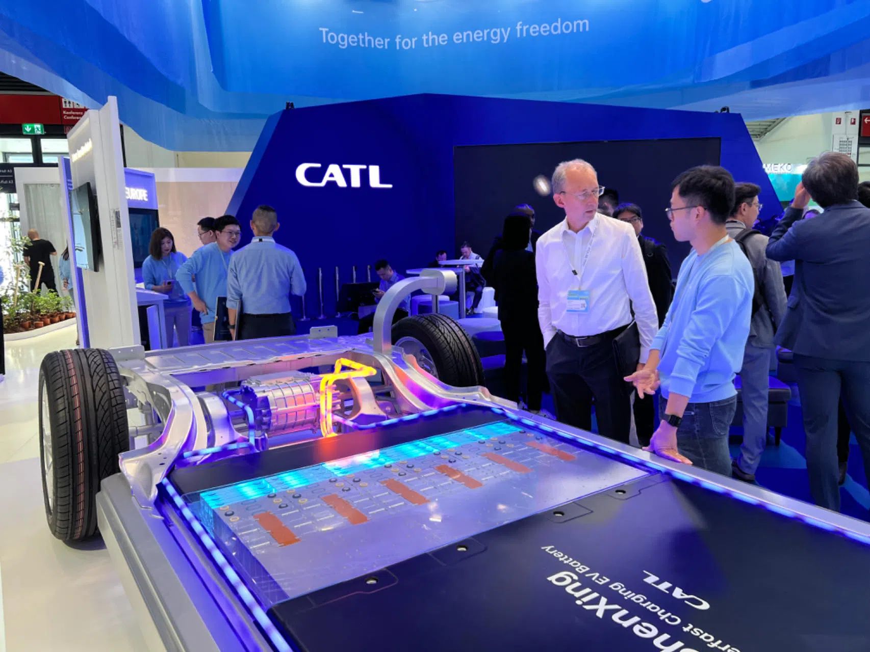 寧德時(shí)代在德國(guó)國(guó)際汽車(chē)及智慧出行博覽會(huì)的展臺(tái)。人民網(wǎng)記者 李強(qiáng)攝