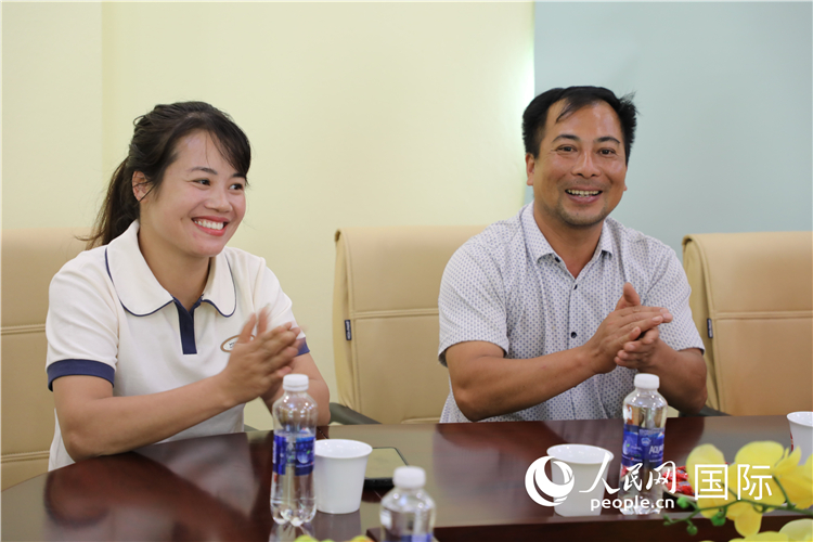 越南沙巴市黃連寄宿制民族小學(xué)老師阮氏秋姮、阮文享。人民網(wǎng)記者簡(jiǎn)承淵攝