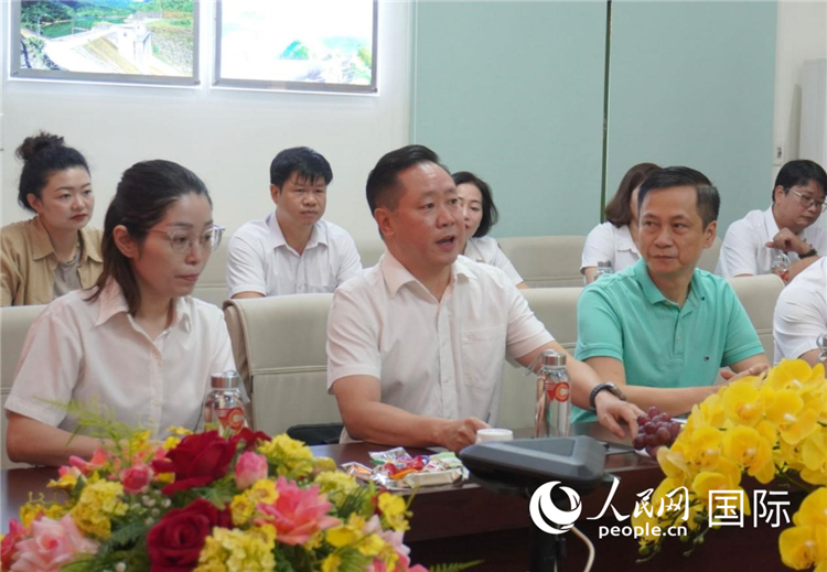 越中電力公司董事長(zhǎng)李志雄（前排左二）介紹越南電力情況。葛沙莎攝