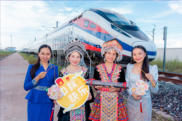 中老鐵路兩國員工一起參加中秋活動。旺·洛拉勒攝