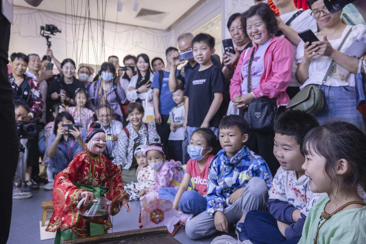 5月1日，廣州市白鵝潭大灣區(qū)藝術(shù)中心非物質(zhì)文化遺產(chǎn)館內(nèi)，精彩的梅縣提線木偶戲表演吸引了眾多游客駐足觀賞。 來源：人民圖片網(wǎng)