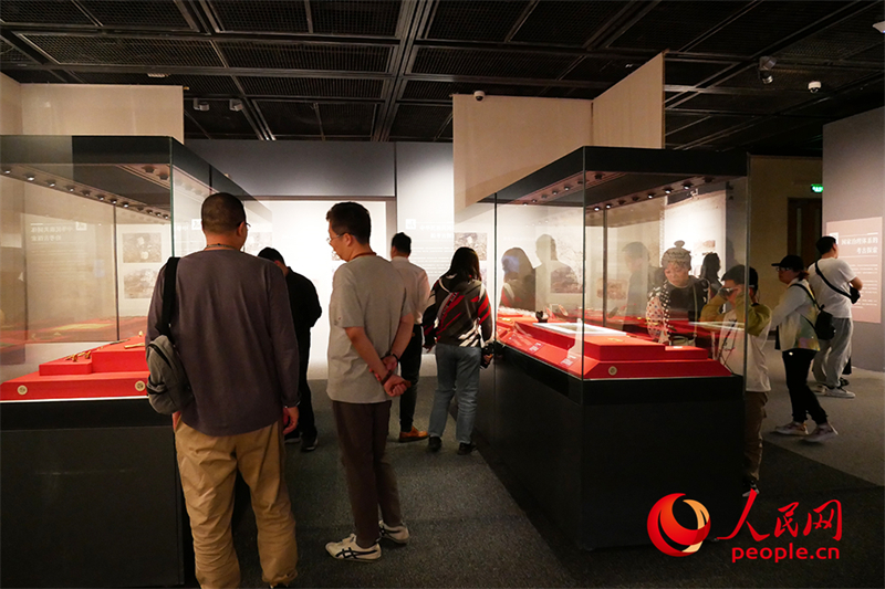 “五一”假期，游客在首都博物館參觀展覽。人民網記者 韋衍行攝