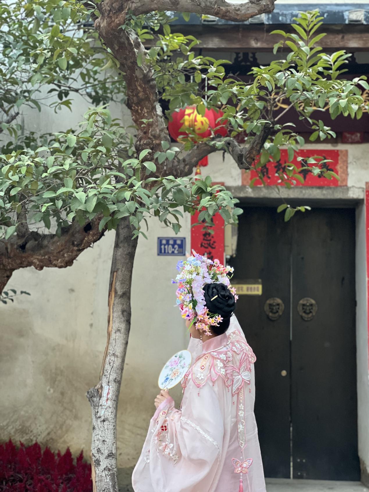 福建泉州，頭戴簪花的游客正拍照留念。人民網(wǎng) 歐陽易佳攝