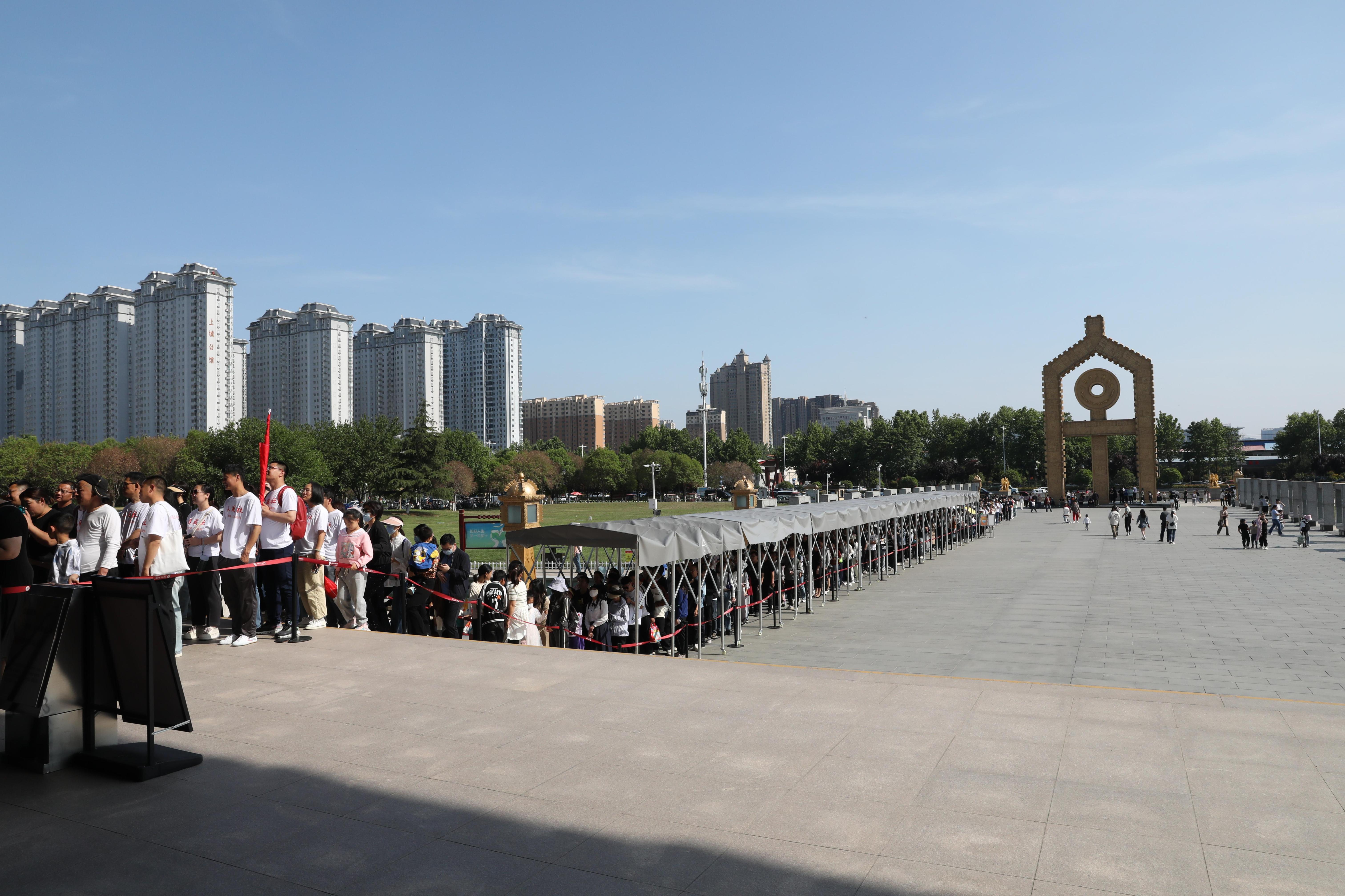 “五一”期間，中國(guó)文字博物館外游客有序排隊(duì)。中國(guó)文字博物館供圖