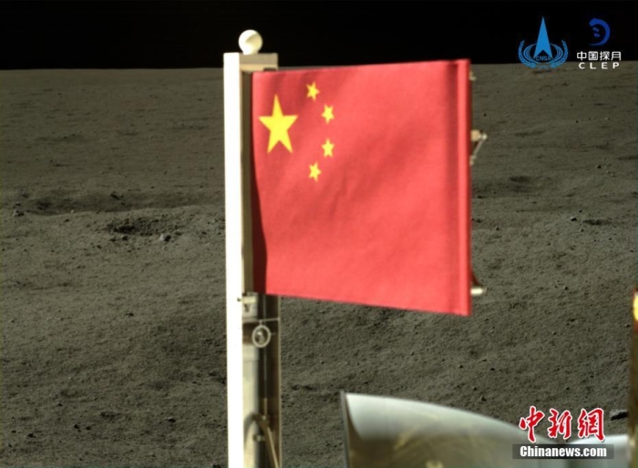 6月4日，中國國家航天局公布了嫦娥六號探測器在月球背面的五星紅旗展示影像。鮮艷的五星紅旗再次閃耀月球，這也是中國首次在月球背面獨立動態(tài)展示國旗。<a target='_blank' href='/'><p  align=