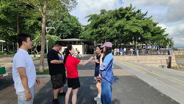 人民網(wǎng)記者采訪紅樹林公園游客。人民網(wǎng)記者 李彤攝