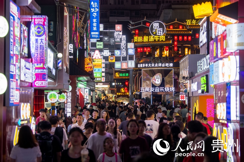 6月21日，貴陽，青云市集內(nèi)游人如織。人民網(wǎng)記者 翁奇羽攝